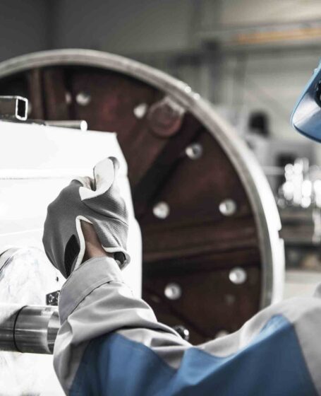 machine-manufacturnig-2-837x560x0x0x455x560x1662399491